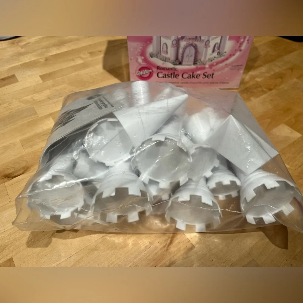 Wilton Romantic Castle Cake Set (DIY cake kit)